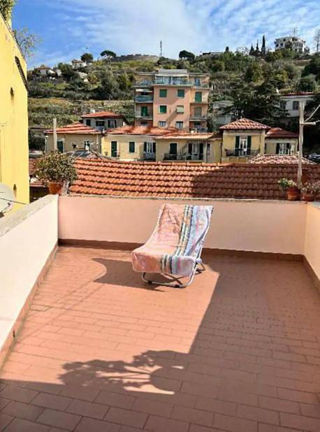 Cheerful Room, Sharing kitchen in a Cosy Family Art House, Ideal for one person or couple in San Remo, Commune de Sanremo