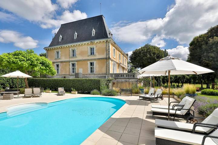 Gîte pour 4 personnes, avec piscine et vue ainsi que terrasse et jardin à Villars (Aquitaine)