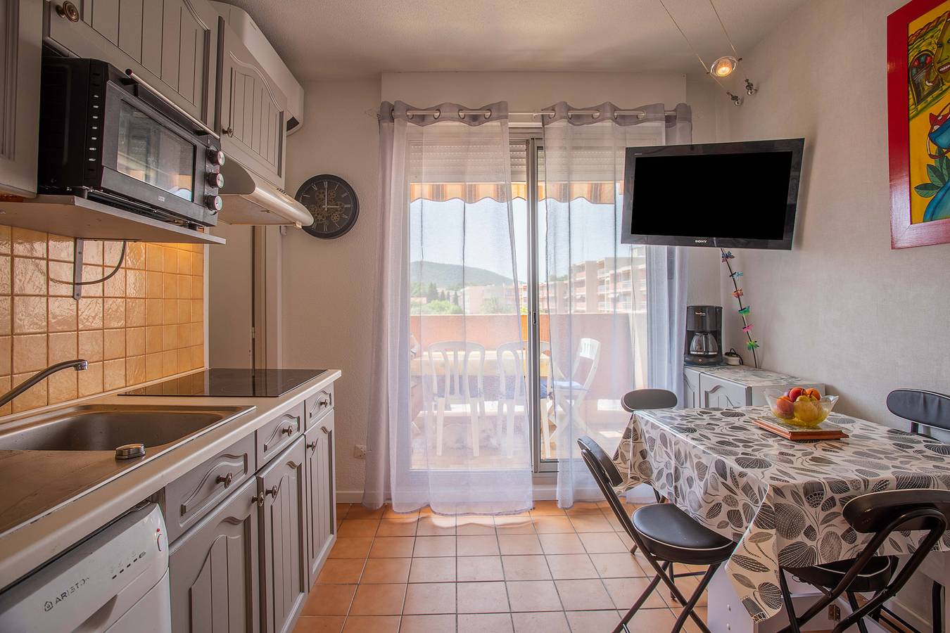 Studio entier, Studio "Les Rives De La Favière" avec vue sur la montagne, piscine partagée et terrasse privée in Bormes-les-Mimosas, Parc national de Port-Cros