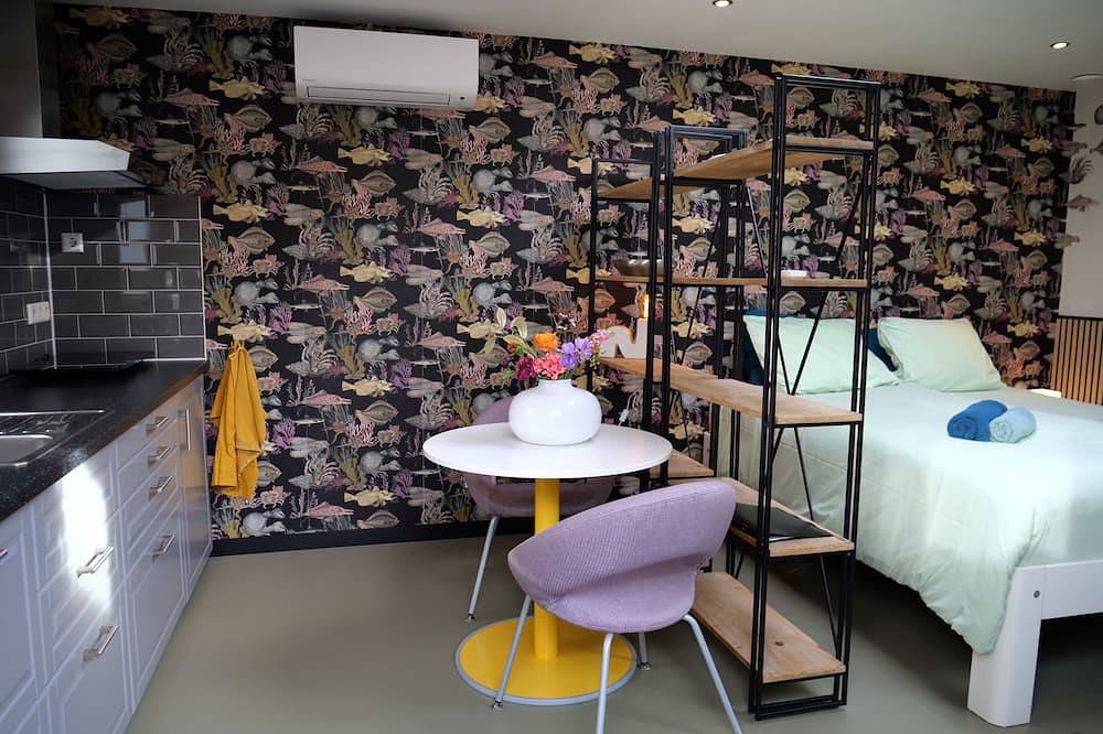 Entire apartment, Cozy guesthouse with private garden and free parking in Rotterdam, South Holland