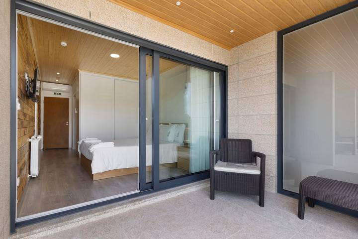 Apartamento inteiro, Quarto para férias 'Quarto Duplo Gingeira' com vista para a montanha, Wi-Fi e ar condicionado in Valpaços, Distrito de Vila Real