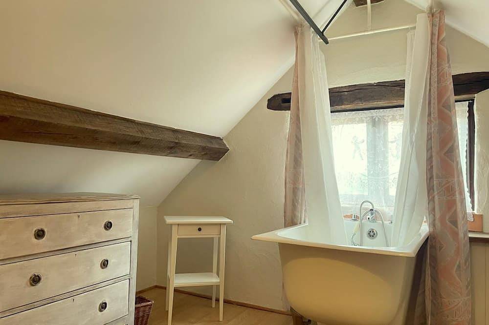 Charmant gîte à Lurcy-Lévis avec climatisation et jardin in Lurcy-Lévis, Allier