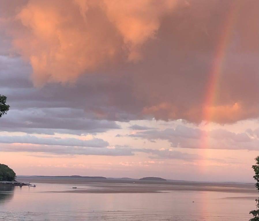 Beobachten Sie die herrlichen Sonnenaufgänge auf dem Meer und die schönen Mondnächte in Knox County (Maine)