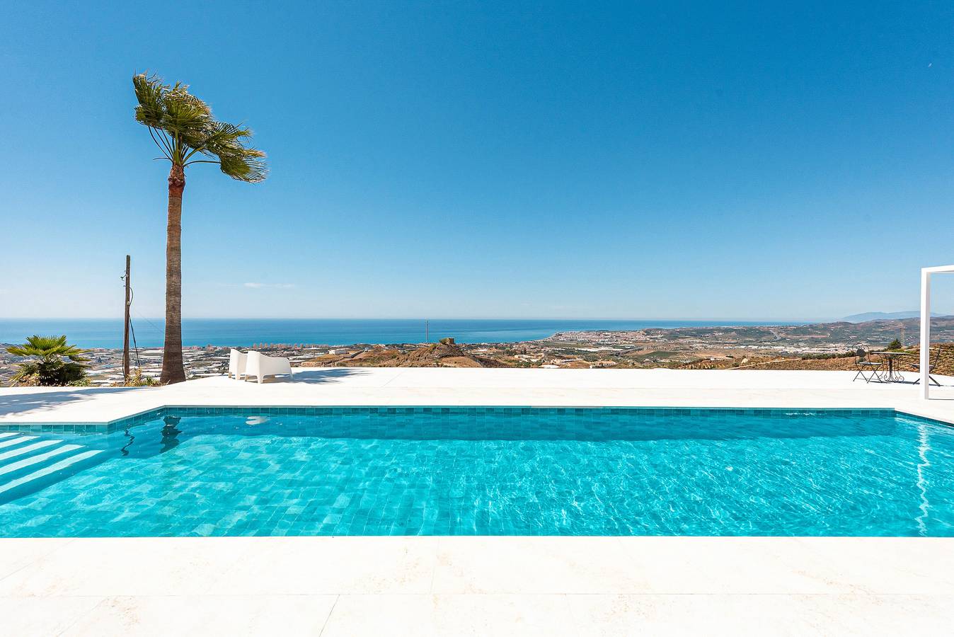 Villa 'Clery Algarrobo' with sea views, Wi-Fi and air conditioning in Arenas, Costa del Sol