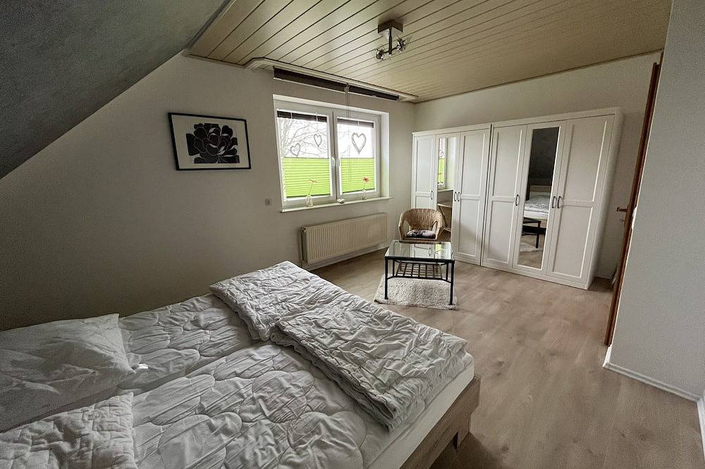 Ganze Wohnung, Ruhige Ferienwohnung mit Blick nach Bremerhaven in Nordenham, Nordseeküste