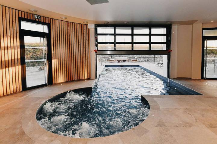 Hôtel, avec Terrasse ainsi que Piscine et Sauna à Bezannes
