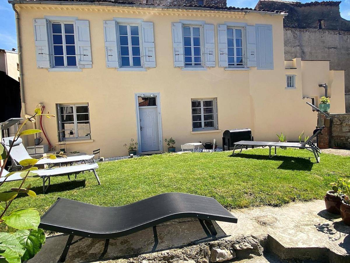 Plein centre, parking jardin 4 chambres in Foix, Ariège