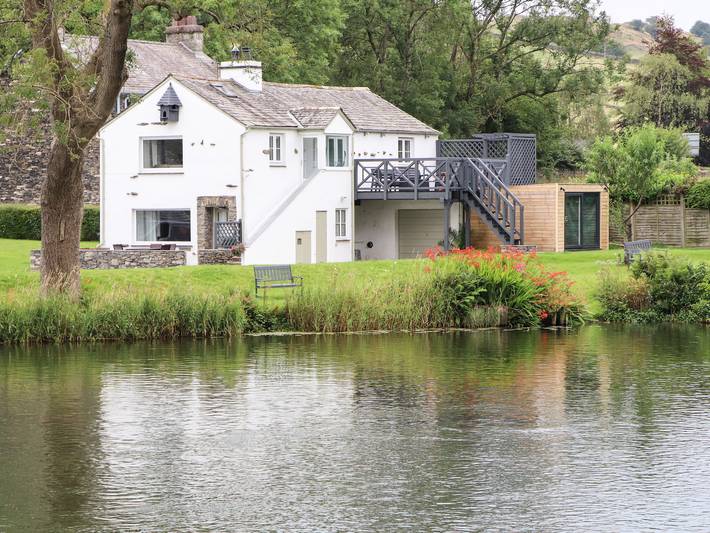 Apartment for 4 people, with Garden and Pool as well as View in the Lake District