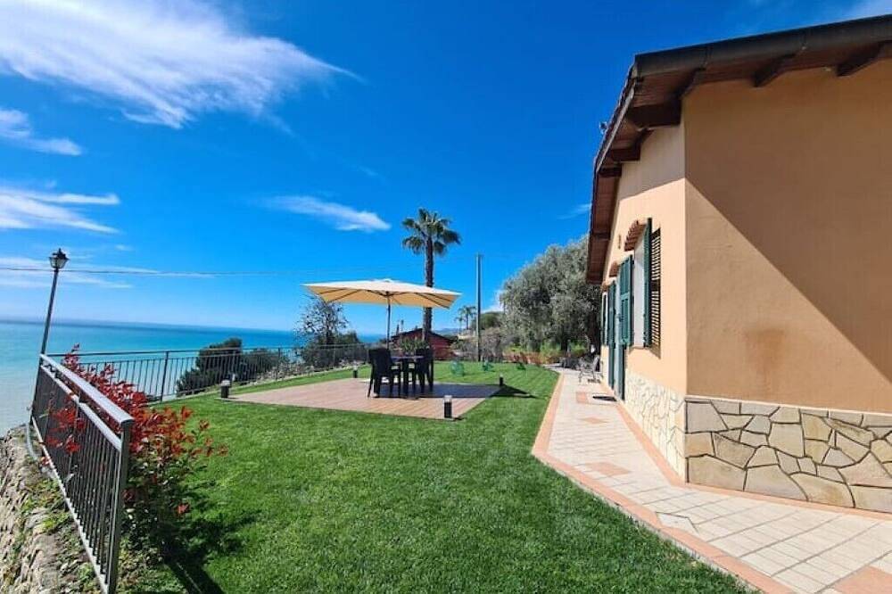 A place of peace and privacy, facing the sea and among centuries-old olive trees in Ventimiglia, Ligurische Küste