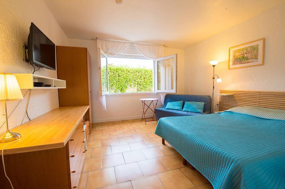 Entire apartment, Self-contained apartment in 3* villa in Antibes, Mediterranean Coast (France)