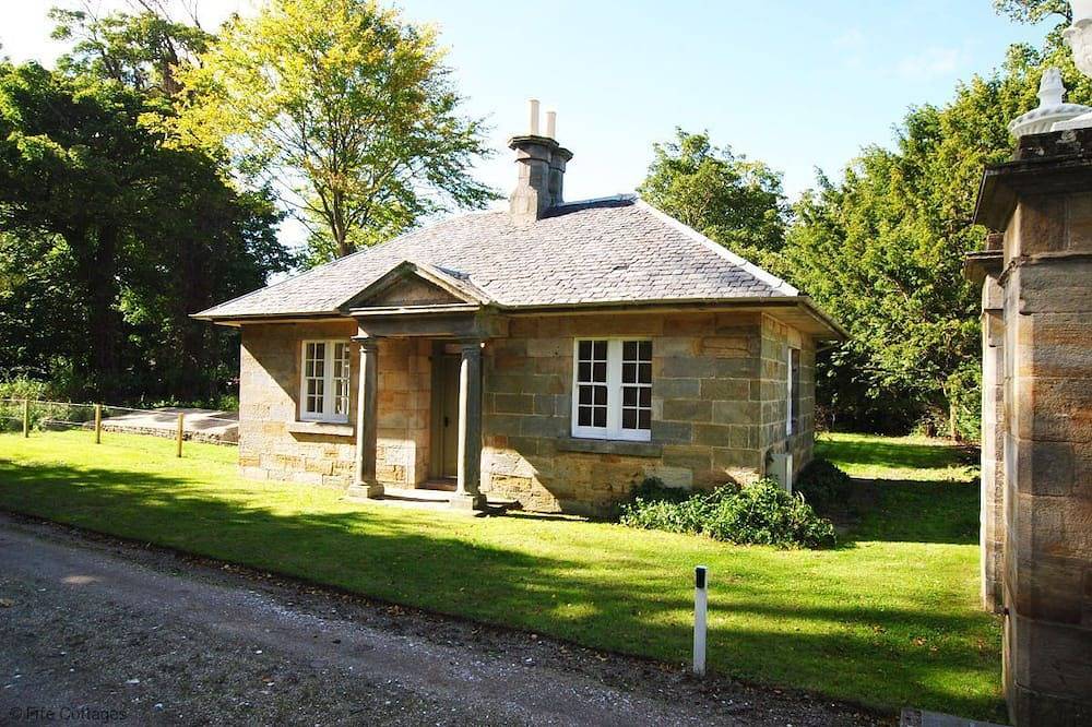 Stunning romantic one bedroom lodge in St Andrews, Fife region