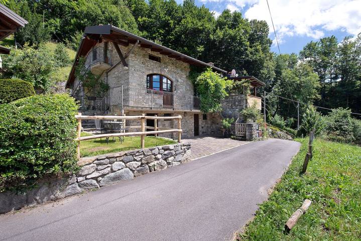 Casa de férias 'Farmhouse Of Grandfather Chek' com vista para a montanha e ar condicionado in Civenna, Município de Bellagio