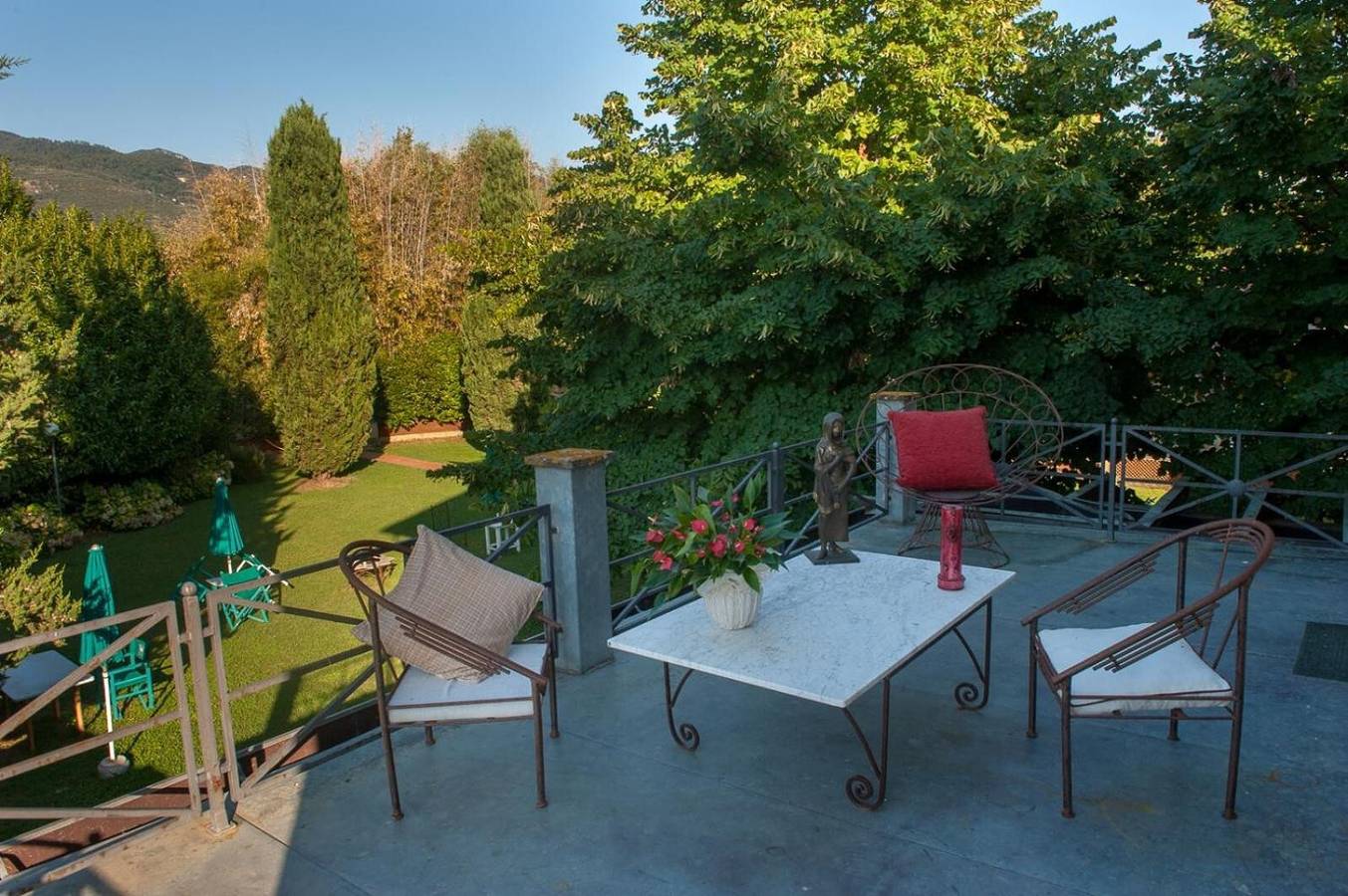 Room 'Camera Auri -Marinsky' with Shared Garden, Wi-Fi and Air Conditioning in Pietrasanta, Italian Riviera