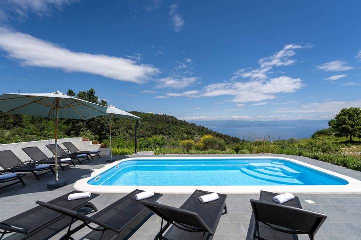 Ferienhaus für 10 Personen, mit Balkon und Balkon/Terrasse sowie Terrasse und Pool in Moscenicka Draga