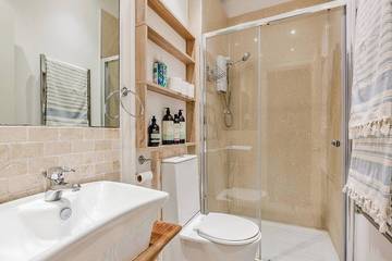 Log Cabin for 4 People in Brighton, Sussex, Photo 3