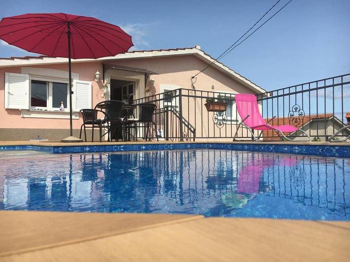 Ferienhaus für 5 Personen, mit Balkon und Terrasse sowie Garten und Pool