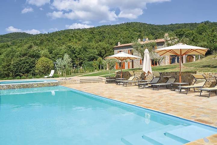 Casa vacanza per 16 persone, con idromassaggio e giardino, con animali domestici in Umbertide