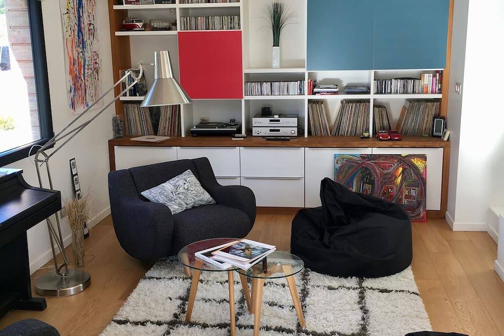 Architect house quiet with large terrace and garden 5 minutes from the beach in Locmaria, Côte des Mégalithes