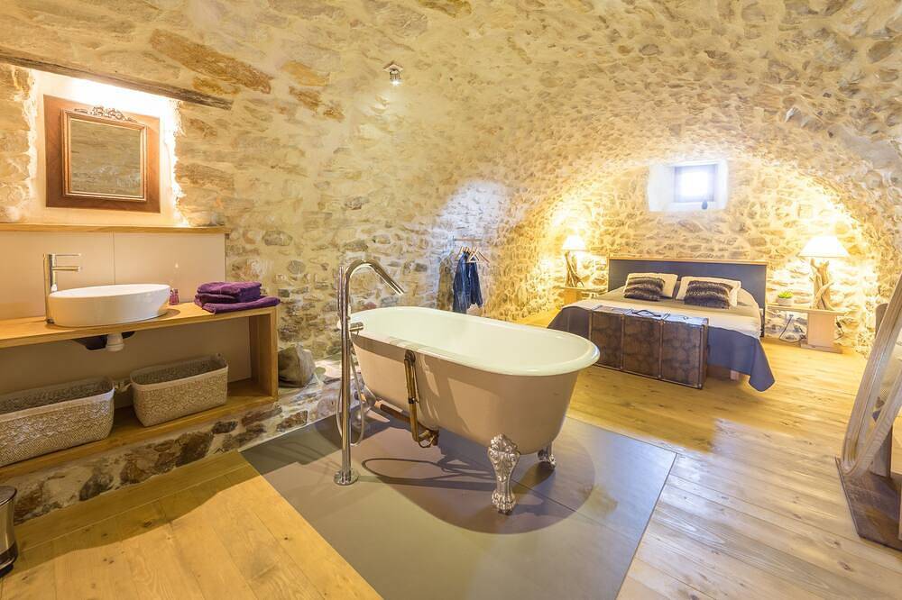 Demeure De Charme En Pierre Climatisee Avec Piscine Chauffee in Vallon-Pont-d'Arc, Ardèche