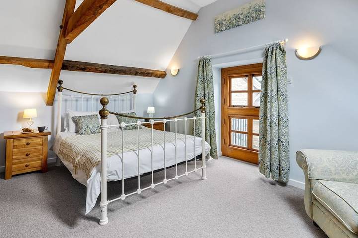 Kestrel Barn, Leonard Stanley - sleeps 5 guests in 2 bedrooms in Stroud, Gloucestershire