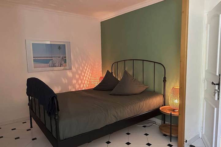 Air-conditioned villa in Sorgues near Avignon, swimming pool and beautiful environment. in Sorgues, Vaucluse