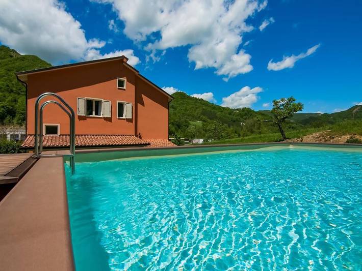 Casa vacanza per 11 persone, con giardino e piscina nonché balcone in Borgo Pace