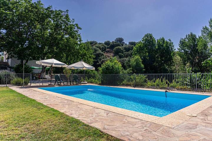 Apartamento para 4 personas, con terraza y vistas además de piscina y jardín en Alcalá la Real