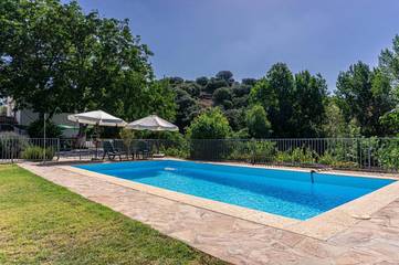 Gîte pour 4 personnes, avec piscine et vue ainsi que terrasse et jardin à Alcalá la Real