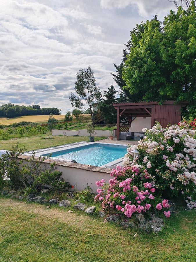 Location de vacances pour 6 personnes, avec Terrasse et Jardin ainsi que Piscine et Vue à Saint-Jean-de-Duras