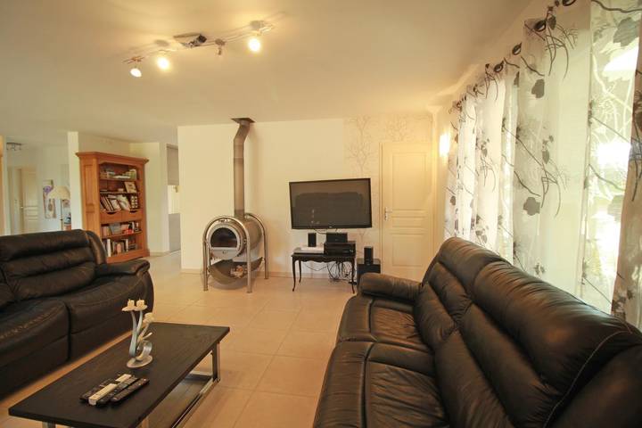 Gîte pour 4 personnes, avec terrasse et piscine ainsi que jacuzzi et jardin à Arnac-la-Poste - 3