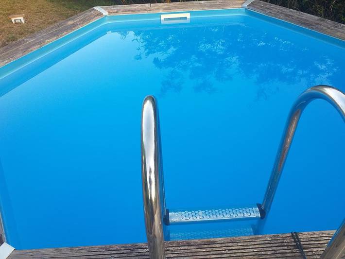 Camping pour 3 personnes, avec vue et piscine ainsi que terrasse et jardin