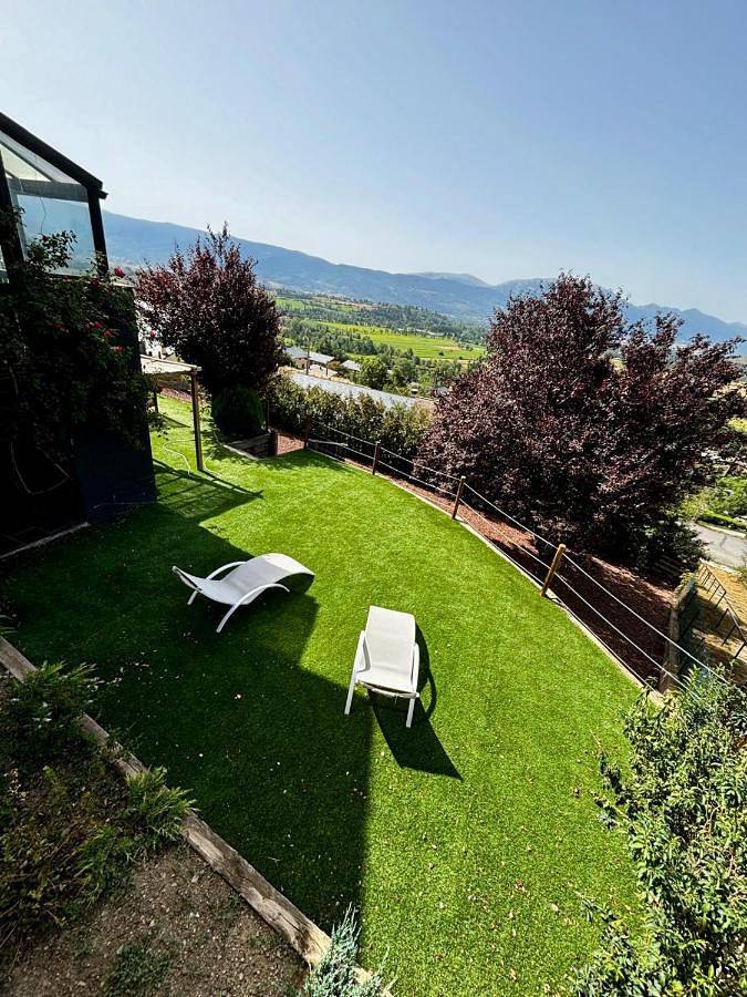 Location de vacances pour 9 personnes, avec vue et jardin à Enveitg