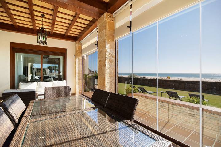 Villa "Carolina Beach House" avec vue sur la mer, 2 terrasses privées et Wi-Fi in La Barrosa, Chiclana de la Frontera