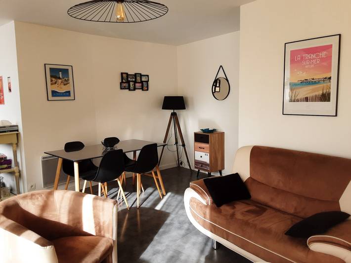 Apartamento entero, Apartamento céntrico en planta alta con garaje y balcón in La Tranche-sur-Mer, Vandea