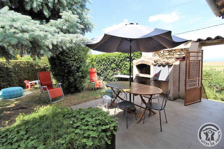 Gîte pour 6 personnes, avec Terrasse ainsi que Jardin et Vue à Rontalon