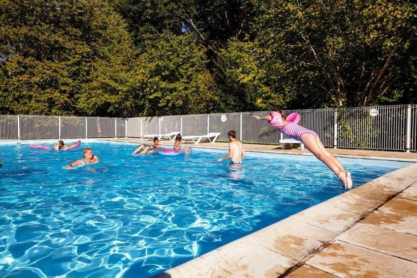 Zecamping 3 étoiles parc aquatique jacuzzi locatif Bbq 28m2 4 pers in Mareuil en Périgord, Parc naturel régional Périgord-Limousin