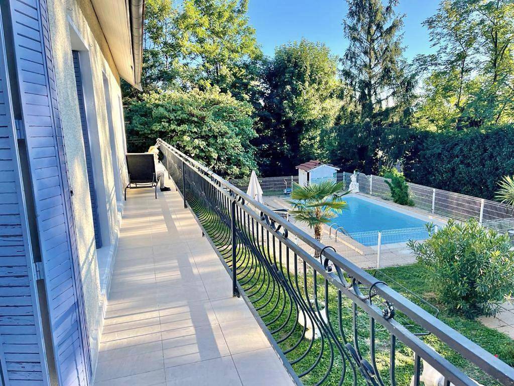 Appartement de vacances entier, Double Room with Pool View in Champagne-au-Mont-d'Or, Lyon et ses environs