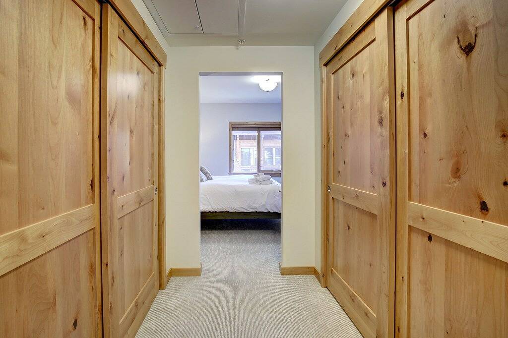 Ganze Wohnung, White Spruce 209 | Palatial Condo + Hot Tub Access in Canmore, Banff-Nationalpark