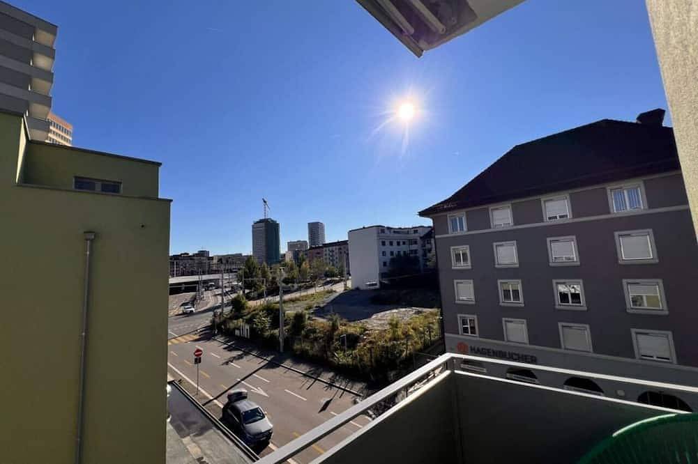 Ganze Wohnung, Elegant Studio in Zurich w/ Balcony (302-16) in Zürich 50 Oerlikon, Zürich