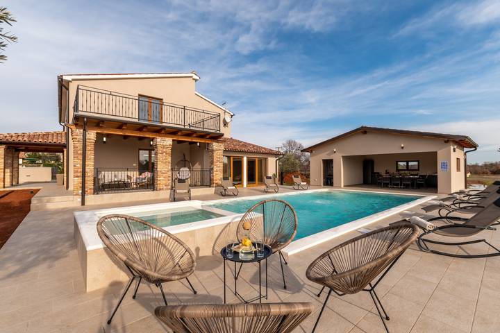 Villa pour 6 personnes, avec piscine ainsi que jardin et terrasse à Loborika - 2