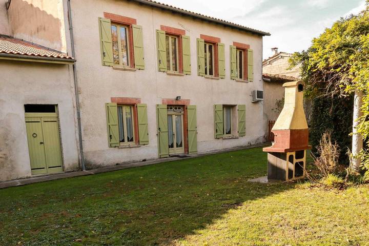 Gîte pour 10 personnes, avec jardin et terrasse, animaux acceptés à Eaunes