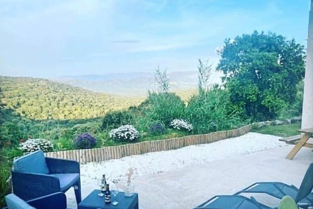 Charmant T2, climatisé à 10 min des plages in Santa-Reparata-di-Balagna, Région de Calvi