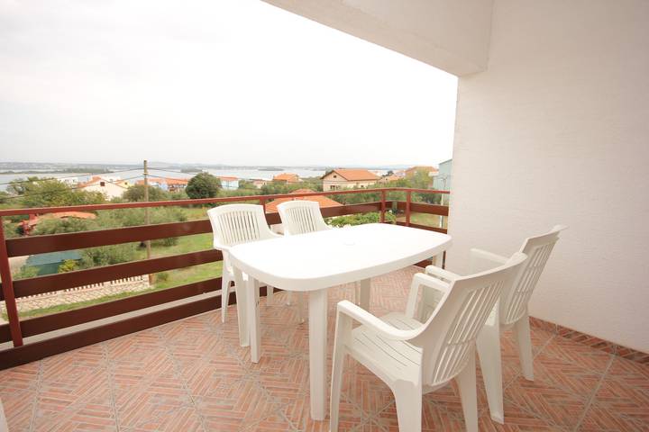 Ganze Wohnung, 1-Zimmer-Ferienwohnung mit Terrasse und Meerblick Kraj (Pasman) A-8502-b in Ugrinici, Kraj