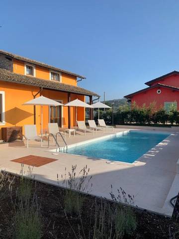 Cottage pour 9 personnes, avec piscine ainsi que jardin et jacuzzi à Paternopoli