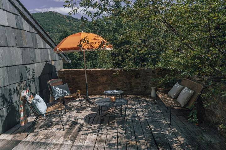 Gîte pour 4 personnes, avec piscine et sauna ainsi que vue et jardin, animaux acceptés à Castans