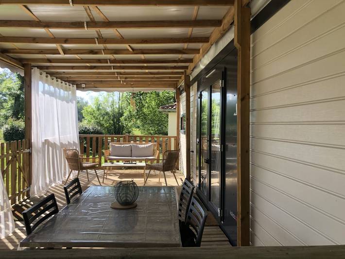 Camping pour 4 personnes, avec jardin ainsi que vue sur le lac et terrasse dans le Lot-et-Garonne