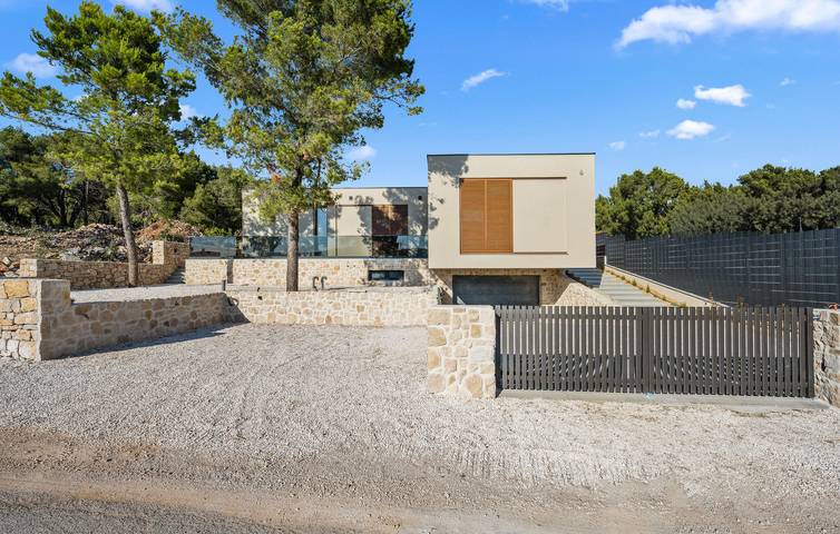 Spacious 2-Bedroom Apartment with Pool, Garage, and Terrace in Sibenik, Šibenik-Knin