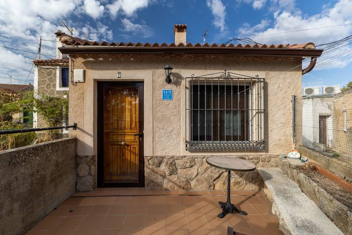 Holiday Home 'De Los Abuelos' with Mountain Views, Private Terrace and Wi-Fi in Ortigosa del Monte, Segovia Province
