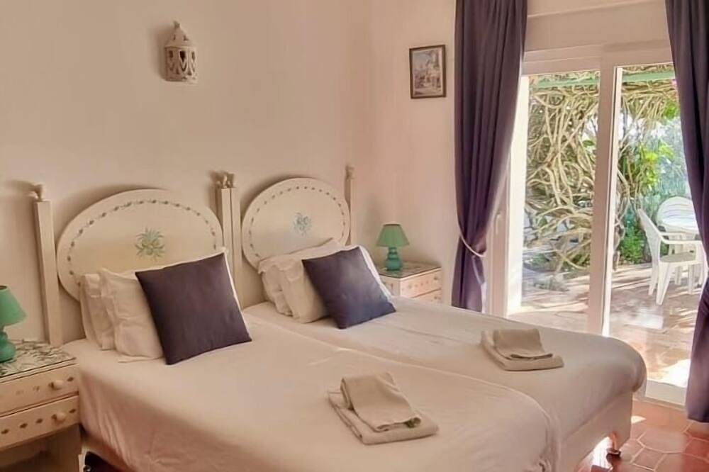 Peaceful hillside villa great ocean/mountain views,heated pool & Town 5 mins 6+2 in São Sebastião, Lagos