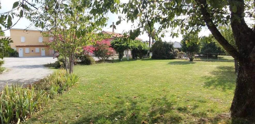Hôtel pour 2 personnes, avec Terrasse et Jardin ainsi que Piscine et Vue à Laroque-d'Olmes
